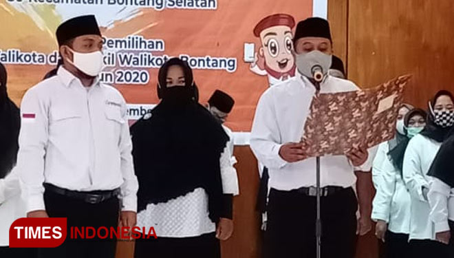 Ketua Panwascam Bontang Selatan, Muhammad Ikbal Sultan saat menyaksikan pembacaan pakta integritas PTPS. (Foto: Kusnadi/TIMES Indonesia)