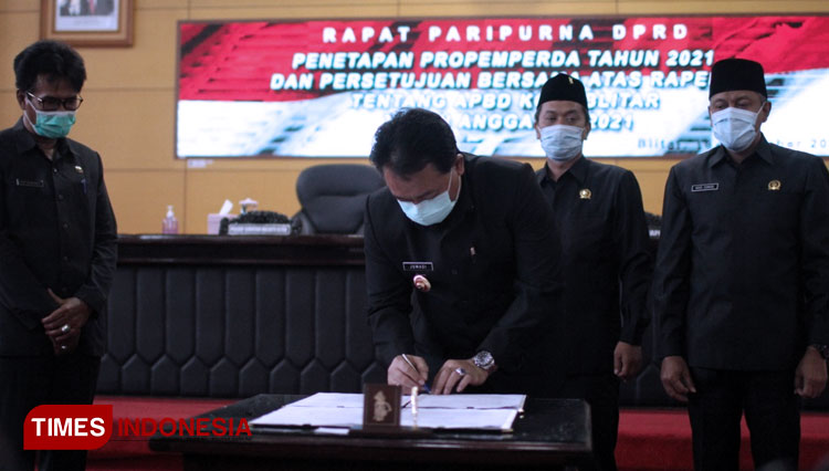 Pjs Wali Kota Blitar menandatangani Penetapan Propemperda Tahun 2021 dan Persetujuan Bersama Atas Raperda Tentang APBD Kota Blitar Tahun Anggaran 2021, Senin (16/11/2020). (Foto: Sholeh/TIMES Indonesia)