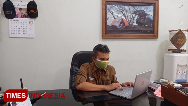 ADM KPH Jatirogo, Ir. Panca P.M Sihite, S. Hut., M. Sc Saat Bekerja Di Ruangan Kantor (16/11/2020) (Foto: Ahmad Istihar / TIMES Indonesia) 