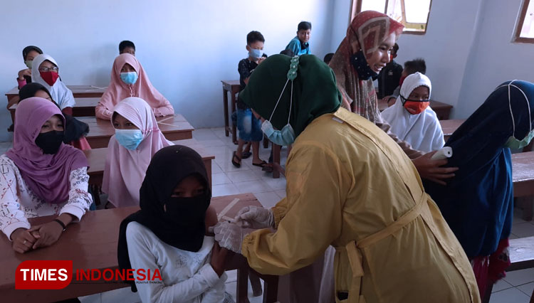 Pelaksanaan imunisasi untuk siswa MI Darul Ulum, Desa Pondok Babadan. (Foto: Evita Mukharomah/ TIMES Indonesia )