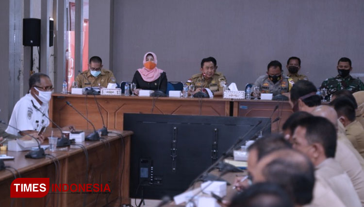 Pemkab Cilacap saat melakukan rakor penanganan Covid-19. (Foto: Humas Pemkab Cilacap for TIMES Indonesia) 