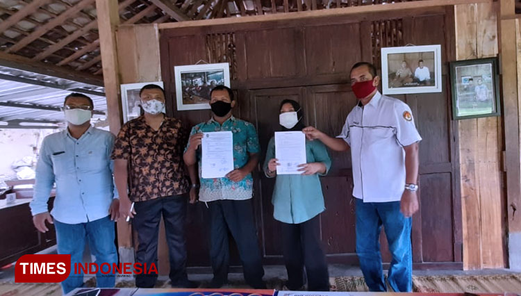 Perwakilan PT Kharisma Export dan perwakilan eks karyawan menunjukan Surat Kesepakatan Bersama (Foto: Totok Hidayat/TIMES Indonesia)