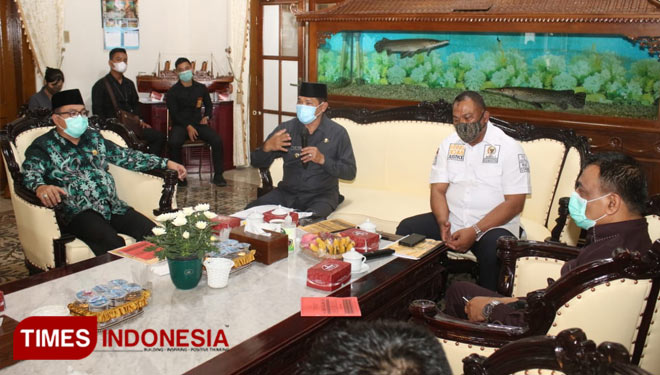 Anggota DPR RI Komisi III Rahmat Muhajirin mendengarkan pemaparan dari PJ Bupati Sidoarjo, Hudiyono saat kunjungan kerjanya di kabupaten Sidoarjo.
