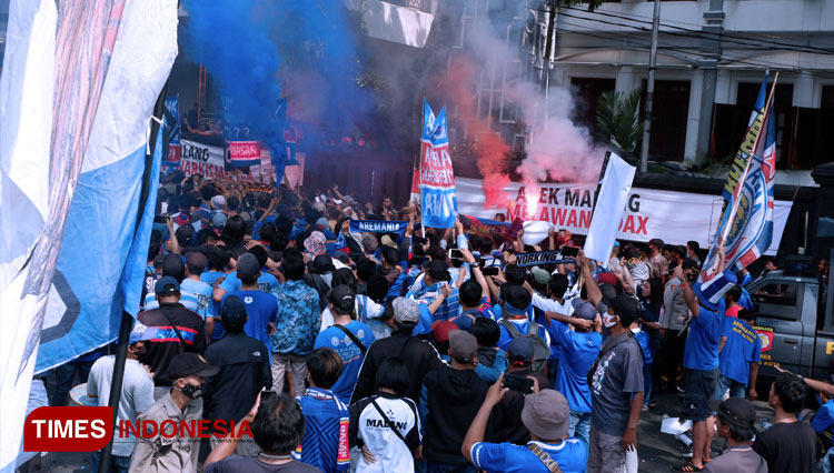 Ribuan Aremania melakukan aksi damai di depan Kantor DPRD Kota Malang. (FOTO: Naufal Ardiansyah/TIMES Indonesia)
