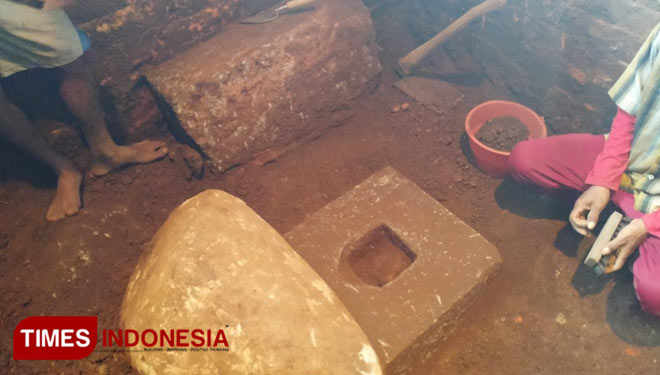 Tim Arkeolog saat menggali menemukan peripih di Situs Desa Pendem, Kecamatan Junrejo, Kota Batu. (Foto: Muhammad Dhani Rahman/TIMES Indonesia)
