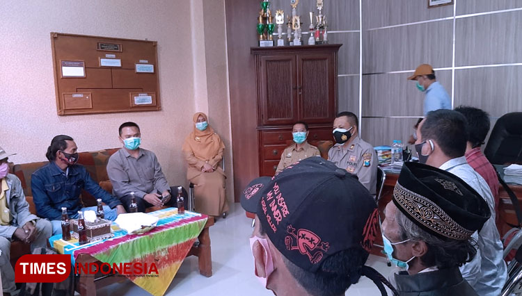 Upaya mediasi oleh pihak Polsek Tongas, antara pihak keluarga pasien dengan rumah sakit. (FOTO: Happy/TIMES Indonesia)