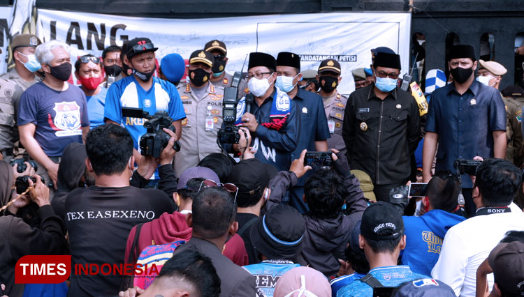 Wali Kota Malang Sutiaji saat menemui Aremania. (Foto: Naufal Ardiansyah/TIMES Indonesia)