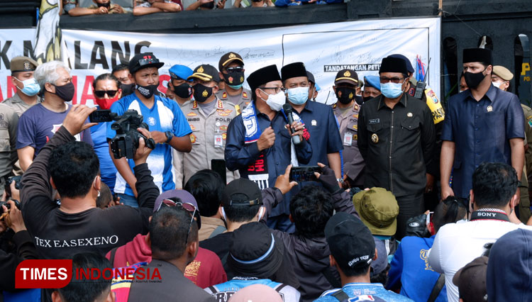 Wali Kota Malang Sutiaji saat menemui peserta aksi damai dari Aremania. (Foto: Naufal Ardiansyah/TIMES Indonesia)