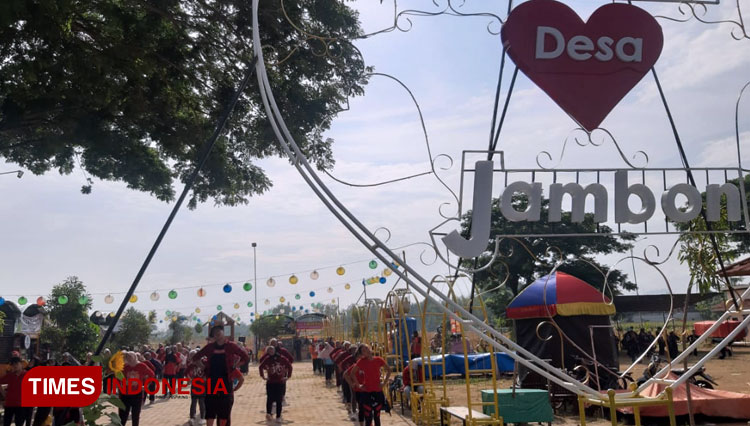 Warga Desa Jambon saat menjalankan kegiatan senam di Taman Desa Jambon. (Foto: Evita Mukharomah/TIMES Indonesia)