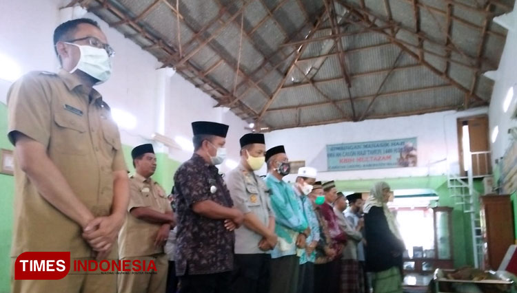 Warga bersama Muspika Kecamatan Ligung menshalati almarhum KH. Moch. Ilyas Helmy. (Foto: Jaja Sumarja/TIMES Indonesia)