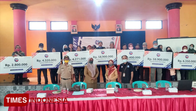 Program PKUR dan BPUD YBMBRI Kanwil Malang di Kantor Desa Glanggang, Pakisaji, Kabupaten Malang, Senin (16/11/2020). (FOTO: Humas YBMBRI for TIMES Indonesia)