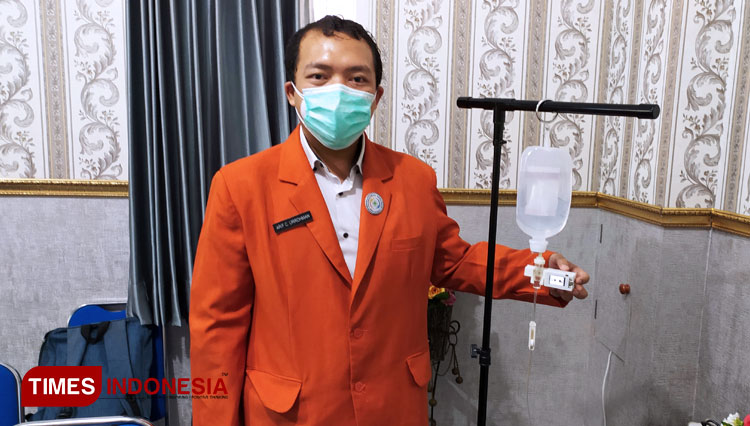 Dokter Puskesmas Sekaran, dr. Arif Cholifaturrahman, menunjukkan alat buatannya yang berfungsi membantu monitoring infus, Senin (16/11/2020). (FOTO: MFA Rohmatillah/TIMES Indonesia)