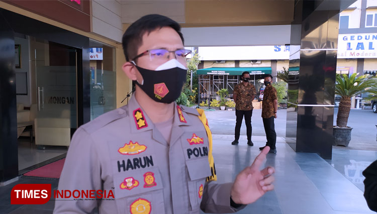 Kapolres Lamongan, AKBP Harun, saat memberikan keterangan kepada wartawan. (FOTO: MFA Rohmatillah/TIMES Indonesia)