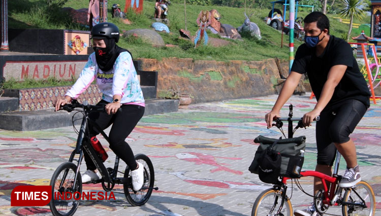 Arda Naff dan Inda Raya Wakil Wali Kota Madiun Indah Raya bersepeda mengelilingi Kota Madiun. (Foto: Aditya Candra/TIMES Indonesia)