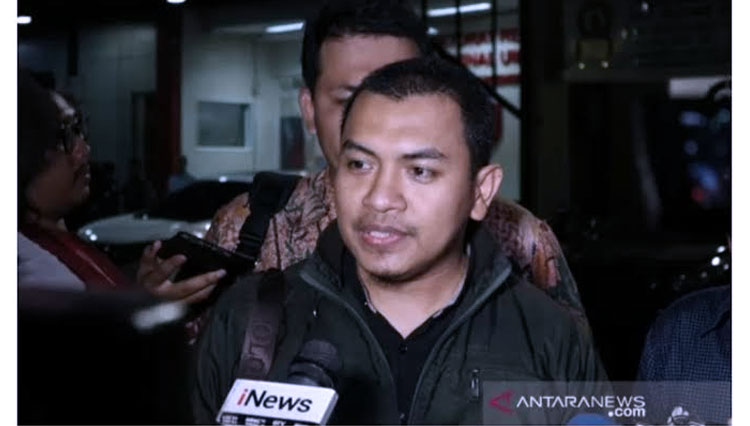 Salah satu pengacara Tim Bantuan Hukum Front Pembela Islam (FPI) Aziz Yanuar. (Foto: Antaranews) 
