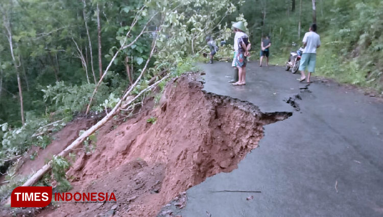 Akibat hujan dengan intensitas tinggi, menyebabkan jalan longsor di salah satu desa Kecamatan Karangpucung. (Foto: Pendim Cilacap For TIMES Indonesia)