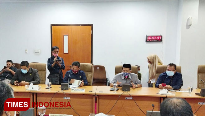 Ketua Komisi III DPRD Bontang, Amir Tosina bersama koleganya di DPRD Bontang dalam Rdp bersama PDAM Tirta Taman (Foto: Kusnadi/TIMES Indonesia)