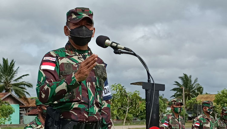 Danrem Merauke Brigjen TNI Bangun Nawoko membuka latihan UST Tingkat Kompi, Selasa (17/11/2020) di Lapangan  Kompi B Yonif 757/GV Distrik Jagebob, Merauke. (Foto: Penrem 174/ATW)