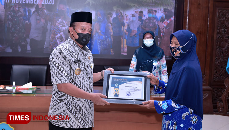 Bupati Lamongan Fadeli memberikan penghargaan PPKBD Teladan Aktif dari Desa Soko, Kecamatan Tikung, Lamongan, Jawa Timur, Selasa (17/11/2020), (FOTO: Moch. Nuril Huda/TIMES Indonesia). 