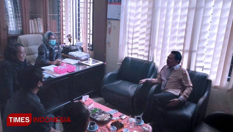 Anggota Komisi XI DPR RI Gus Ali saat Sidak ke KPU Kabupaten Malang. (FOTO: Binar Gumilang / TIMES Indonesia)