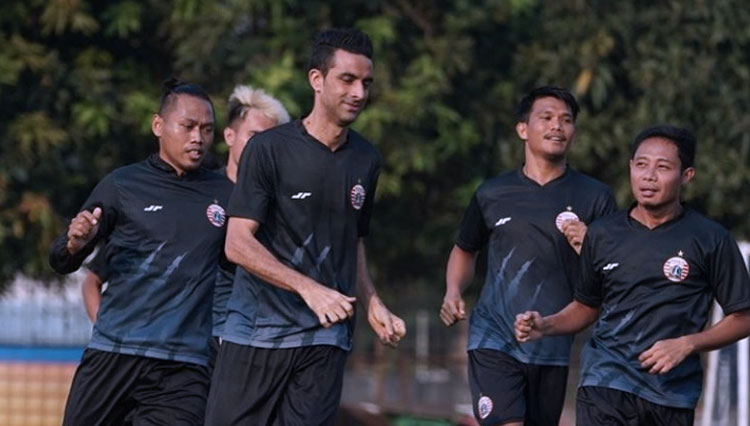 Bek Andalan Persija Jakarta, Otavio Dutra saat mengikuti kegiatan latihan bersama di lapangan (foto: Instagram/Oktavio Dultra)