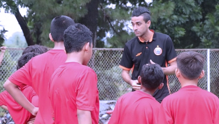 Bomber andalan Persija Jakarta, Otavio Dutra saat memberikan materi latihan kepada pemain soccer school di sawangan (foto: Dokumen/Persija)