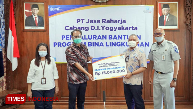 PT Jasa Raharja DIY ketika menyerahkan dana bantuan penelitian dari Program Bina Lingkungan kepada kampus UII. (Foto: Humas Jasa Raharja DIY for TIMES Yogyakarta)