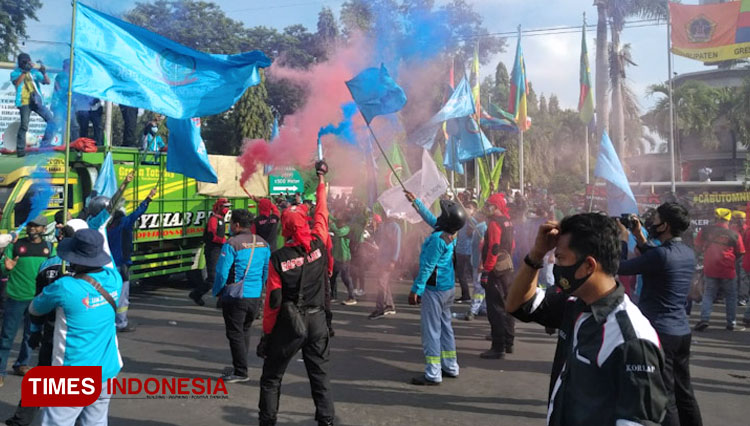 Para buruh di Gresik saat berdemo di halaman Pemkab Gresik (Foto: Akmal/TIMES Indonesia)