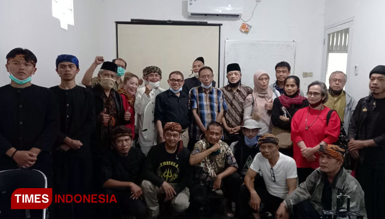 Pasamoan Budaya Peduli Karangkamulyan (PBPK), membuat petisi terkait kasus diinjaknya Situs Karangkamulyan Ciamis, di Kampus Stikom Bandung, Selasa (17/11/20). (FOTO: Iwa/TIMES Indonesia)