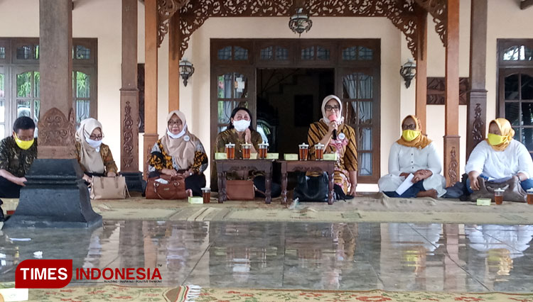 Pembina PKNT Erna Suharsono sedang mensosialisasikan visi misi pasangan NOTO. (Foto: Totok Hidayat/TIMES Indonesia)