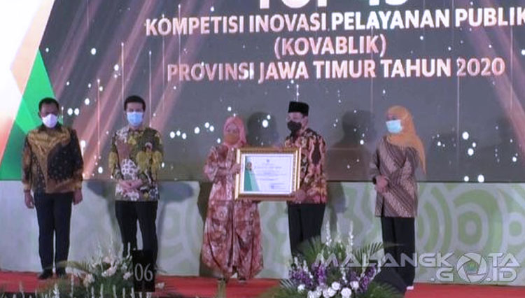 Deputi Bidang Pelayanan Publik KemenPANRB Diah Natalisa menyerahkan plakat penghargaan kepada Wali Kota Malang Drs. H. Sutiaji. (foto: Humas Pemkot Malang)