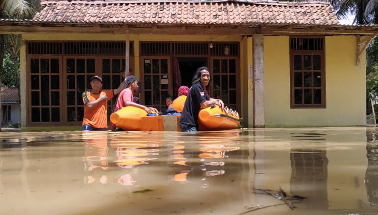 Pramuka Peduli Kwarcab Banyumas Evakuasi Korban Banjir.(FOTO: Humas Kwarcab Banyumas For TIMES Indonesia)