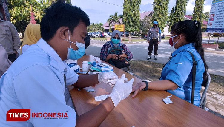 Salah satu wartawati menjalani rapid test saat meliput pembukaan pendidikan pembentukan Bintara Polri di SPN Polda Sulteng. (Foto: Sarifah Latowa/TIMES Indonesia)
