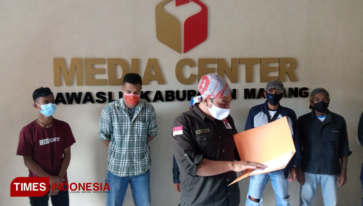 Relawan Bara SANDI usai melapor ke Bawaslu Kabupaten Malang. (Foto : Binar Gumilang / TIMES Indonesia)