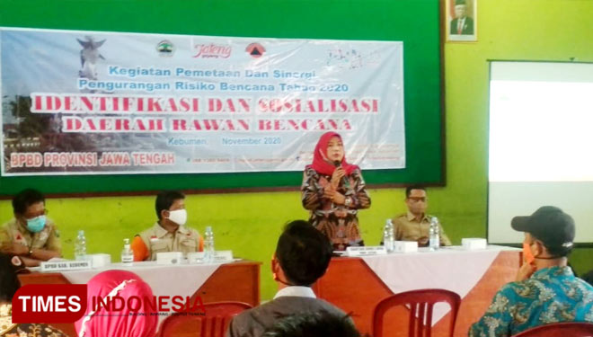 Hj Sri Ruwiyati SE MM, anggota Komisi E DPRD Jawa Tengah asal Banjarnegara, saat melakukan sosialisasi kebencanaan dan Covid -19 di Kabupaten Kebumen (FOTO: Muchlas Hamidi/TIMES Indonesia)