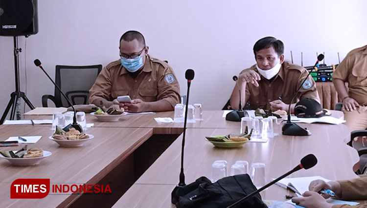 Plt Camat Bontang Selatan,Usman memimpin rapat persiapan Satgas Covid-19 di kecamatan Bontang Selatan (FOTO: Kusnadi/TIMES Indonesia)