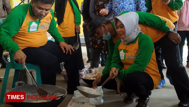 Wakil Bupati Sumedang, Erwan Setiawan Praktekan Proses Pengolahan Produk UMKM Cemilan Tradisional Klontong (FOTO: Alan Dahlan/TIMES Indonesia) 