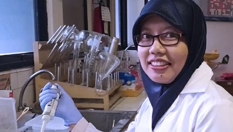 Yuenleni di laboratorium Departemen Biologi FK-KMK UGM. (FOTO: Humas UGM for TIMES Indonesia) 