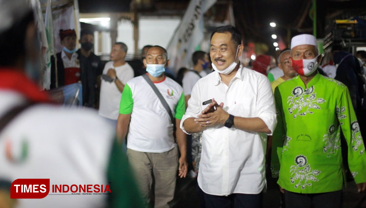 Yusuf Widiatmoko disambut antusias oleh warga Kebalenan (Foto: Rizki Alfian/TIMES Indonesia)