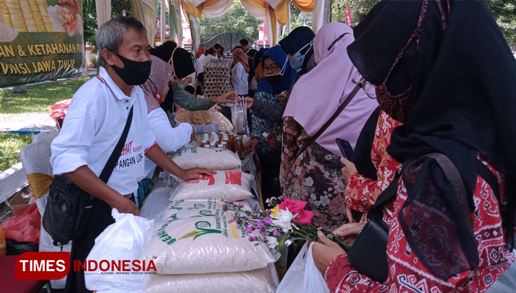 Tampak warga menyerbu bazar pangan murah berkualitas yang diselenggarakan Dinas Pertanian dan Ketahanan Pangan Provinsi Jawa Timur. Kegiatan itu untuk membantu pangan warga tedampak pandemi Covid-19 (FOTO: Moh Bahri/TIMES Indonesia)