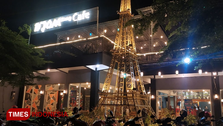 A lovely Eiffel Tower miniature at D'Jombang Café, Jombang, East Java. (Photo: Rohmadi/TIMES Indonesia)