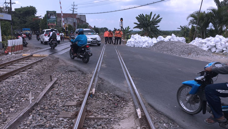 Suasana perlintasan jalur kereta api yang akan diperbaiki. (Foto: Humas PT KAI DAOP 8 Surabaya)