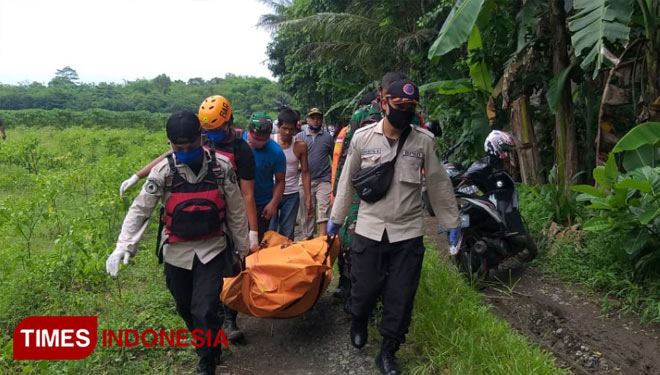 Evakuasi penemuan mayat lelaki di Sungai Serayu oleh tim SAR Gabungan. (Foto: BPBD for TIMES Indonesia)