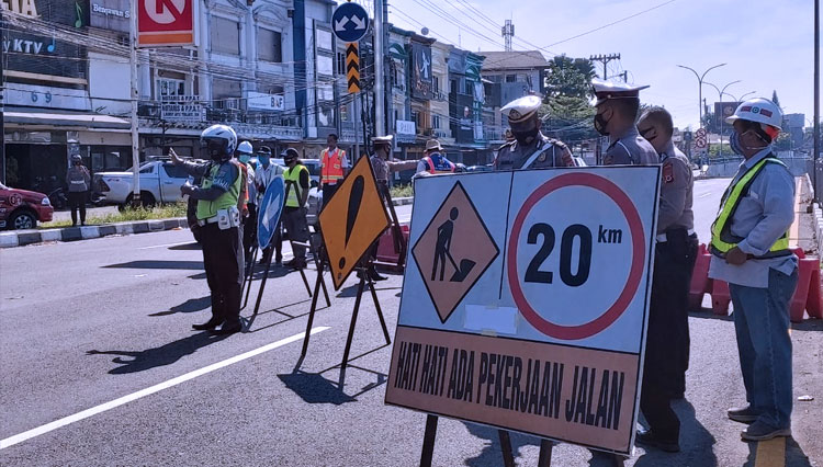 Petugas melakukan pengalihan arus karena ada perbaikan underpass Jalan Ring Road Utara, Sleman, Yogyakarta. (FOTO: Fajar Rianto/TIMES Yogyakarta)