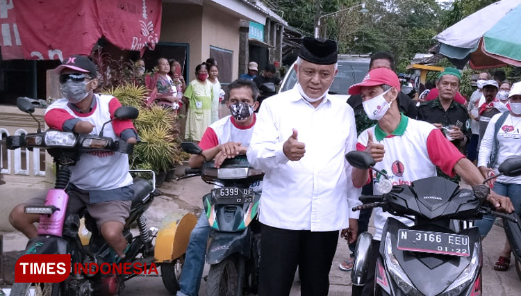 Cabup Malang Abah Sanusi saat bersama penyandang kebutuhan khusus. (FOTO: Binar Gumilang / TIMES Indonesia)