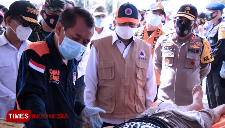 Pjs Gubernur Sulut Agus Fatoni saat melihat perlengkapan dan kesiapan Tim SAR Sulut pada simulasi penanggulangan bencana yang dilaksanakan di Kawasan Megamas Manado. (FOTO: Herry Dumais/TIMES Indonesia.