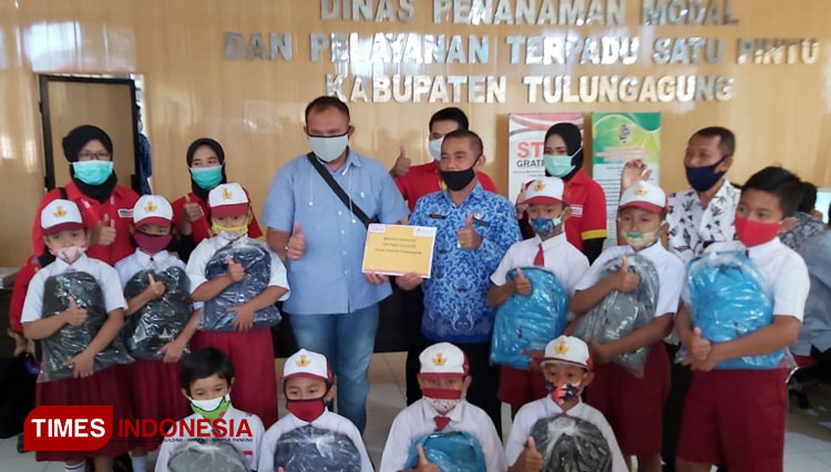 Alfamart menyerahkan bantuan school kit kepada siswa sekolah di Tulungagung. (Foto: Alfamart for TIMES Indonesia)