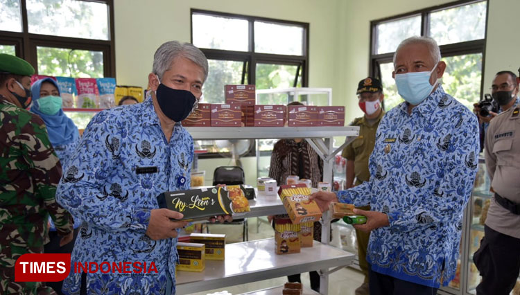 Bupati Sleman Sri Purnomo ketika meresmikan showroom bagi produk UKM di wilayah Kapanewon Depok. (FOTO: Humas Pemkab Sleman for TIMES Indonesia)