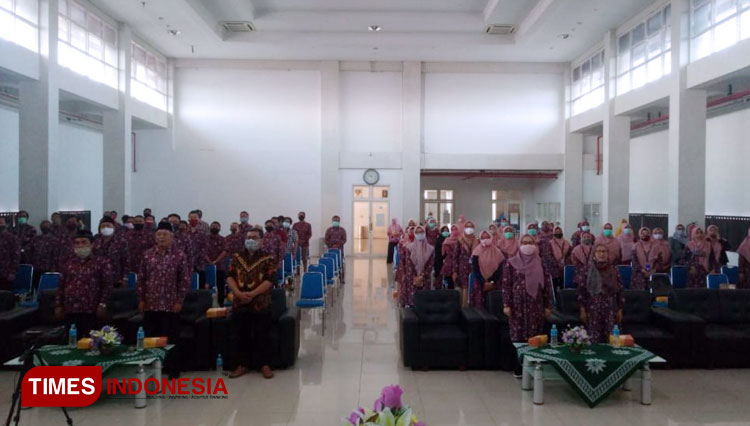 Civitas UMG menyaksikan Resepsi Virtual Milad Muhammadiyah. (FOTO: AJP TIMES Indonesia)