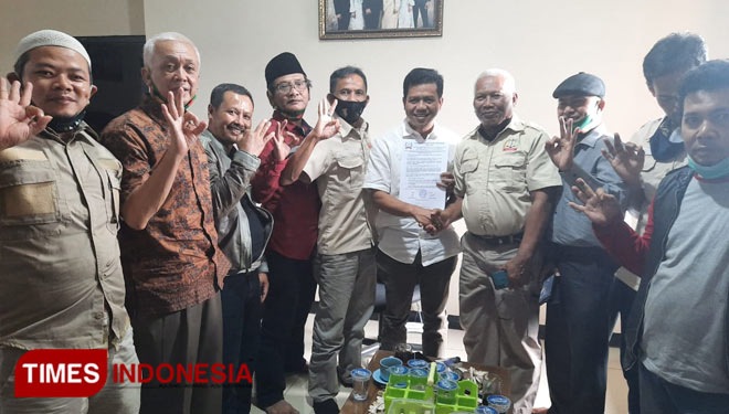 Cabup Bandung nomor 3 Dadang Supriatna (tengah) menerima surat pernyataan dukungan dari para pedagang pasar tradisional yang tergabung dalam Apperta, Rabu (18/11/20). (FOTO: Iwa/TIMES Indonesia)